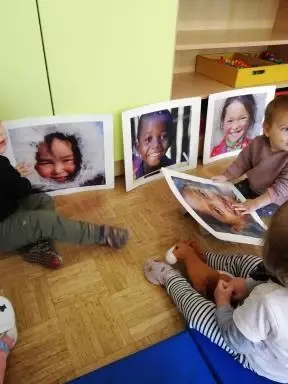 Raziskovanje fotografij otrok s preostalih koncev sveta