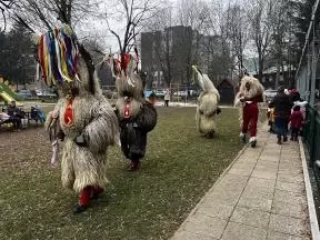 Obisk kurentov in hudiča na vrtčevskem igrišču