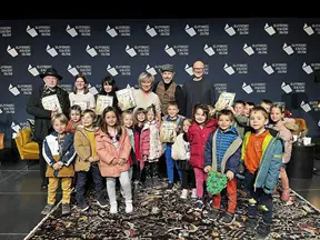 Fotografiranje z avtorjem in soustvarjalci knjige Na igrišču ni ograje