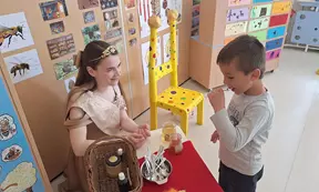 Okušanje akacijevega in kostanjevega medu, ki nam ga je ponudila medena kraljica