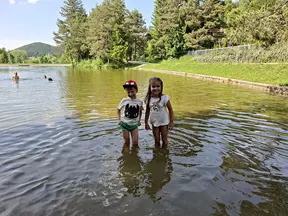 Namakanje nog v Rakiškem jezeru
