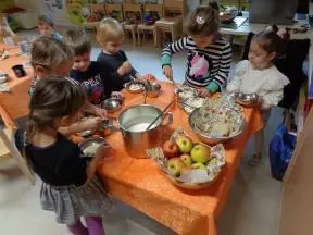 Mazanje masla in meda na kruh ter nalivanje mleka v skodelice - razvijanje samostojnosti otrok