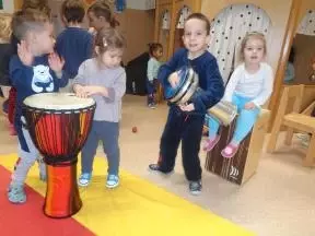 Preizkušanje v igranju na bobne s strani otrok in strokovnih delavk
