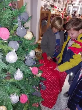 Dedek Mraz je otrokom pod smrečico pustil tudi nekaj skrbno zavitih daril