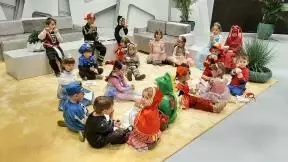 Pustni nastop otrok v jutranji oddaji Dobro jutro na RTV in sladkanje s krofi