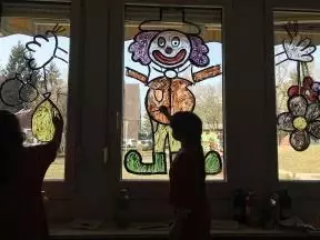 Poslikava klovna na oknih igralnice - pustna dekoracija