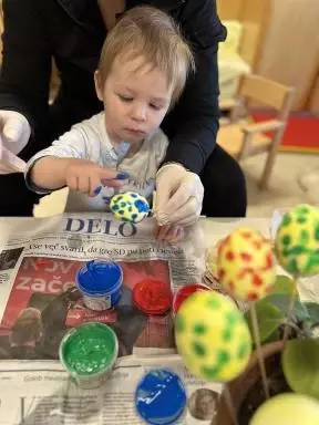 Pirhi - barvanje jajc s prstnimi barvami