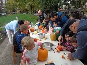 Starši in stari starši otrok so nam pomagali izrezljati buče