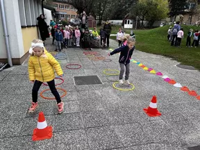 Gibalna postaja - tek in skoki v obročih