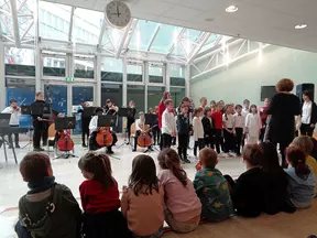 Pevsko-inštrumentalni nastop otrok glasbenikov na Pediatrični kliniki Ljubljana