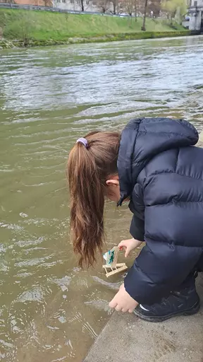 Spuščanje gregorčkov po reki Ljubljanici