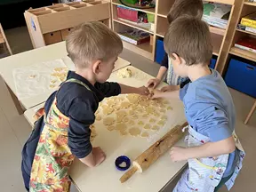 Peka piškotov za sladko-spomladanski bazar v našem vrtcu