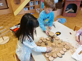Izdelujemo gregorčka iz naravnega materiala v izogib onesnaževanja narave