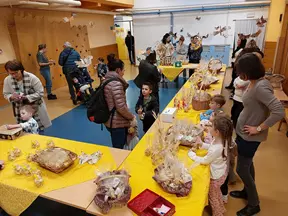 Ponudba ptičkov in sladkih dobrot na spomladanskem bazarju v našem vrtcu