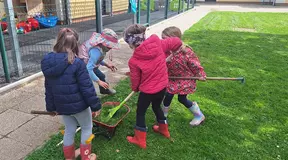 Skrb za urejenost igrišča - pobiranje pokošene trave in odnašanje slednje na kompostnik