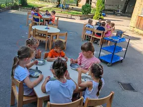 Obedovanje na prostem